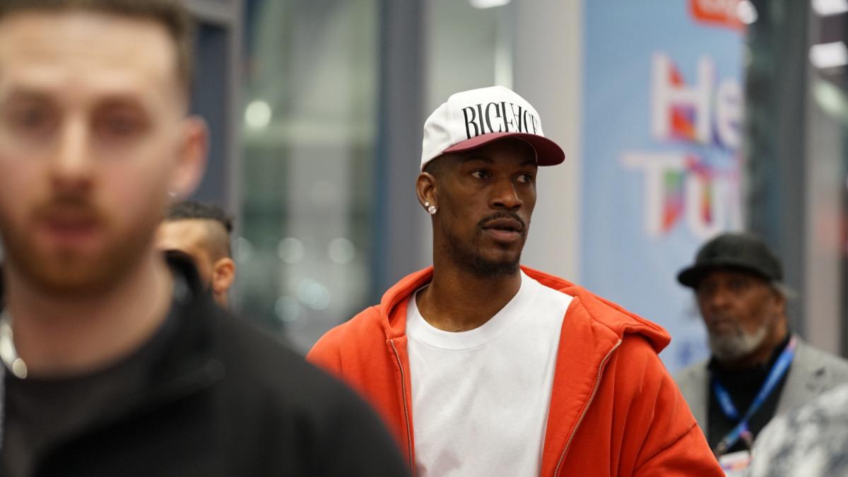 巴特勒告别拐杖观战晋级夜：术后两月说「要冠军」